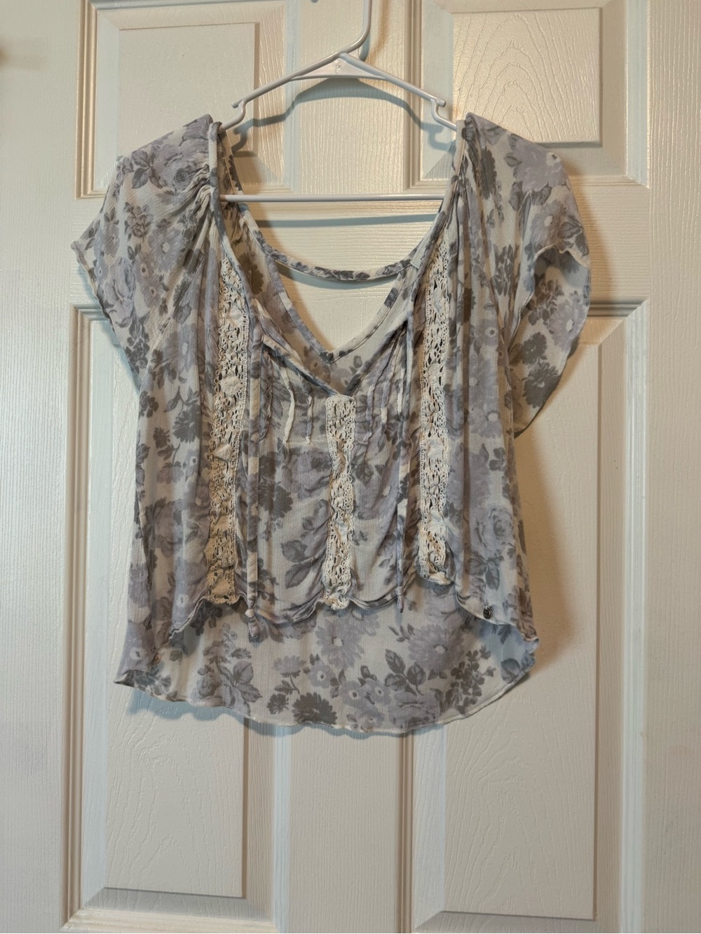 Floral Lace-Trim V-Neck Women's Top in Light Gray
